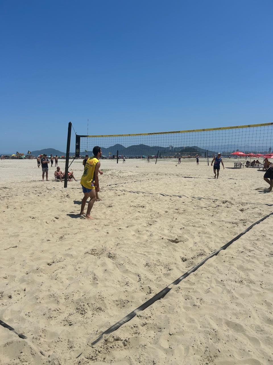 Jogador de futevôlei se preparando para o saque na praia
